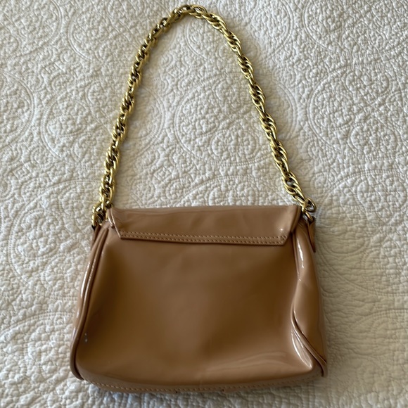 Shiny tan purse with gold hardware - Picture 2 of 5